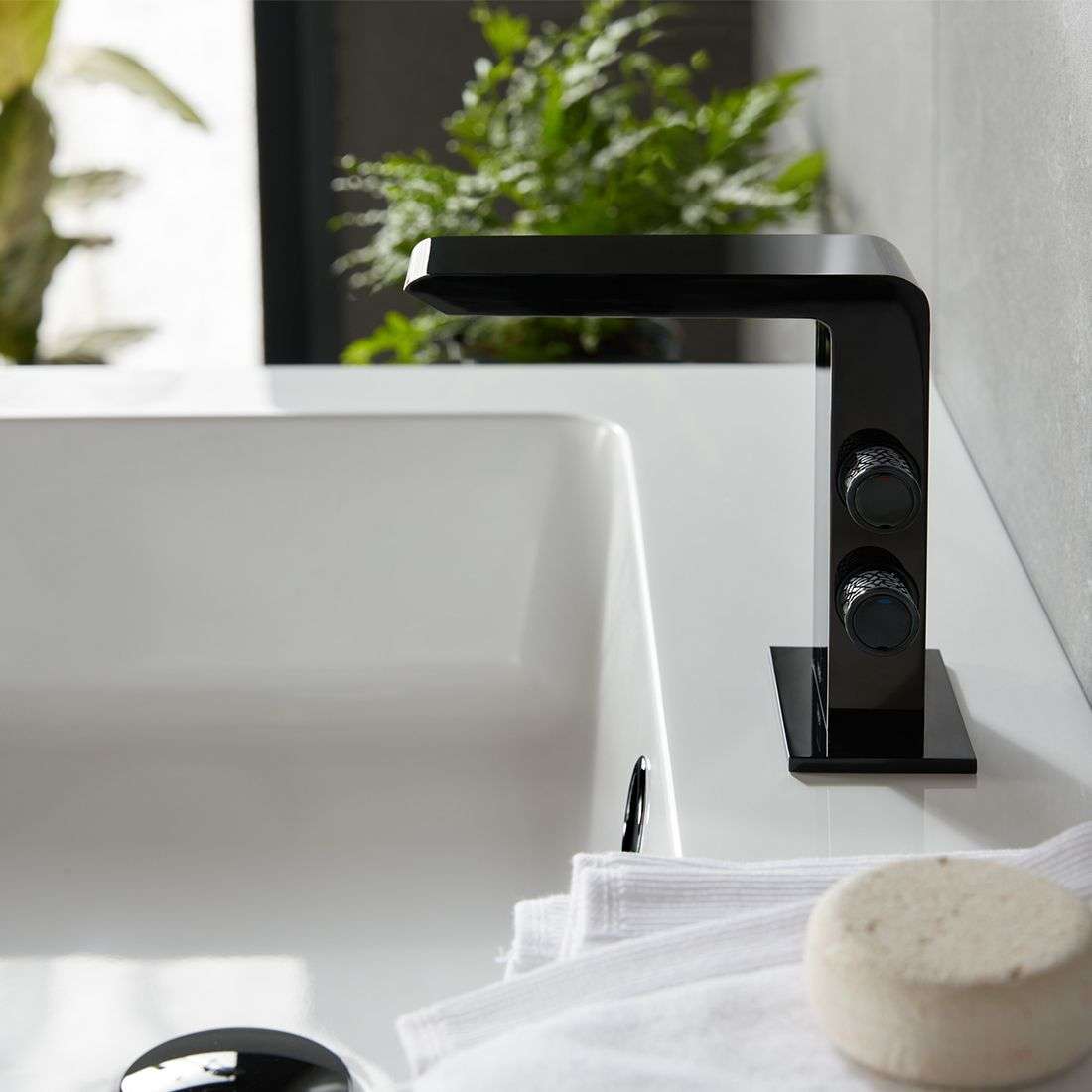 Vado Omika Smooth Bodied Mono Basin Mixer, Polished Black - Image 2